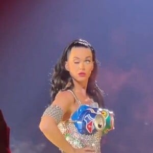 L'oeil de Katy Perry se ferme seul en plein concert.