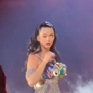 L'oeil de Katy Perry se ferme seul en plein concert.