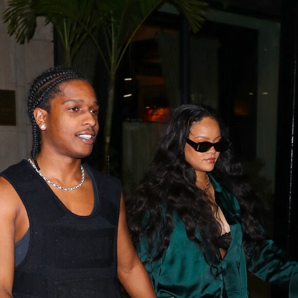 Exclusif - Rihanna et son compagnon Asap Rocky à la sortie de l'hôtel Ned après avoir passé quelques heures dans une suite privée, à New York City, New York, Etats-Unis, le 25 août 2022.