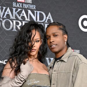 Rihanna et son compagnon A$AP Rocky (Asap Rocky) - Arrivées au photocall de la première du film Marvel studios "Black Panther 2: Wakanda Forever" au théâtre Dolby à Hollywood, Los Angeles, Californie, Etats-Unis, le 26 octobre 2022. 