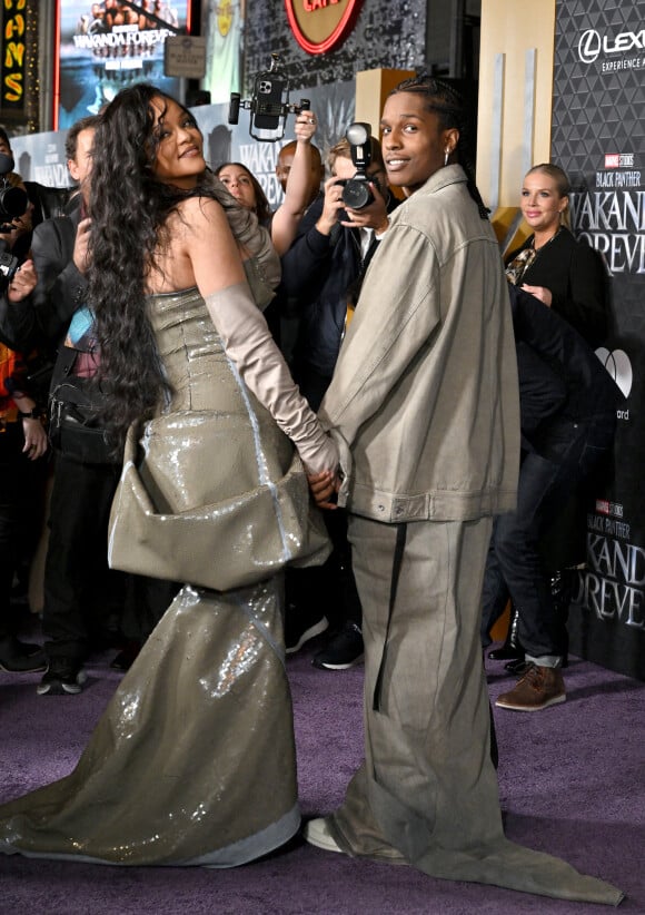 Rihanna et son compagnon A$AP Rocky (Asap Rocky) - Arrivées au photocall de la première du film Marvel studios "Black Panther 2: Wakanda Forever" au théâtre Dolby à Hollywood, Los Angeles, Californie, Etats-Unis, le 26 octobre 2022. 