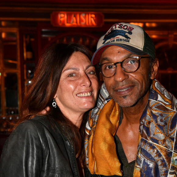 Manu Katché et sa femme Laurence - Générale du chanteur Amir Haddad, seul-en-scène dans la pièce "Sélectionné" mise en scène par S. Suissa au théâtre Edouard VII à Paris le 28 mars 2022. © Veeren/Bestimage