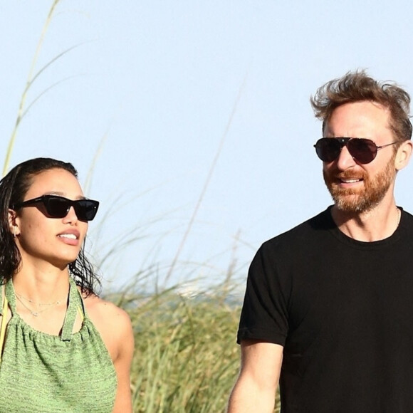 David Guetta et sa compagne Jessica Ledon passent une après-midi détente à la plage à Miami le 26 mai 2021.