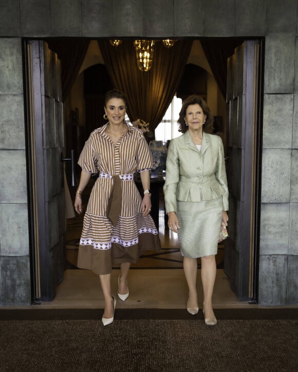 La reine Silvia de Suède et la reine Rania de Jordanie arrivent à la conférence Mentor Arabia. à Amman le 26 octobre 2022. 