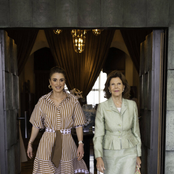 La reine Silvia de Suède et la reine Rania de Jordanie arrivent à la conférence Mentor Arabia. à Amman le 26 octobre 2022. 