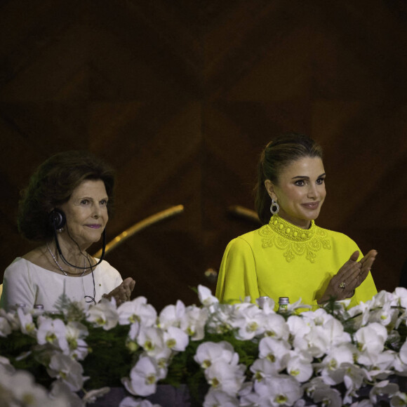 La reine Silvia de Suède et la reine Rania de Jordanie lors du dîner de gala de la conférence Mentor Arabia à Amman le 25 octobre 2022. 