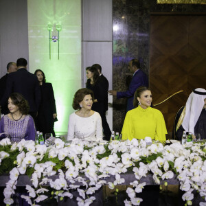 La reine Rania de Jordanie à Amman le 25 octobre 2022 avec la reine Silvia de Suède et le prince Turki bin Talal bin Abdulaziz au cours d'un dîner caritatif organisié par Mentor Arabia. Photo : Royal Hashemite Court/Albert Nieboer/DPA/ABACAPRESS.COM