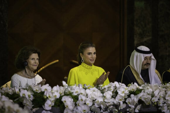 La reine Rania de Jordanie à Amman le 25 octobre 2022 avec la reine Silvia de Suède et le prince Turki bin Talal bin Abdulaziz au cours d'un dîner caritatif organisié par Mentor Arabia. Photo : Royal Hashemite Court/Albert Nieboer/DPA/ABACAPRESS.COM
