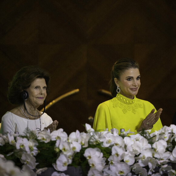 La reine Rania de Jordanie à Amman le 25 octobre 2022 avec la reine Silvia de Suède et le prince Turki bin Talal bin Abdulaziz au cours d'un dîner caritatif organisié par Mentor Arabia. Photo : Royal Hashemite Court/Albert Nieboer/DPA/ABACAPRESS.COM
