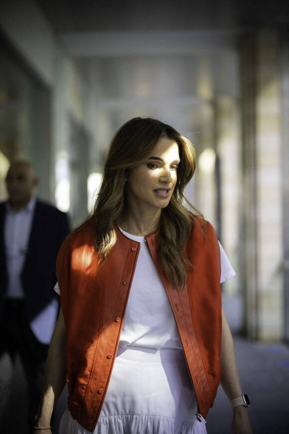 La reine Rania de Jordanie visite le siège de la maison de haute couture Makesy à Amman (Jordanie)? le 13 octobre 2022. 