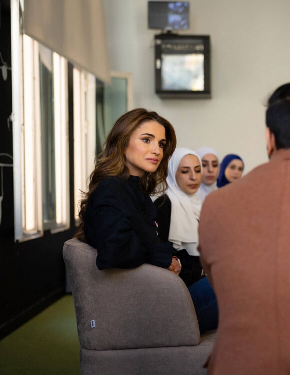 La reine Rania de Jordanie en visite au centre "Tafila's Skills" à Tafila en Jordanie. Le 28 septembre 2022 