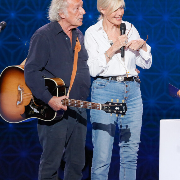 Exclusif - Didier Barbelivien, Chantal Ladesou - Surprises - Enregistrement de l'émission "La boîte à secrets 14", présentée par F.Bollaert, et diffusée le 28 octobre sur France 3. Chaque invité a le plaisir de découvrir des surprises réalisées sur mesure avec la complicité de ses proches ! Alors, préparez-vous à découvrir des archives personnelles de nos invités, chanter les plus grands tubes d'hier et d'aujourd'hui, tenter de retrouver l'identité d'un invité mystère et des images exclusives tournées avec l'entourage des invités ! Joies, émotions, fous rires, tubes, retrouvailles et révélations seront au menu de votre soirée. © C.Clovis-J.Tribeca / Bestimage 
