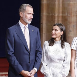Le roi Felipe VI, la reine Letizia, la princesse Leonor et L'infante Sofia d'Espagne reçoivent les lauréats du 30ème Prix Princesse des Asturies à l'hôtel Reconquista à Oviedo, Espagne, le 28 octobre 2022.