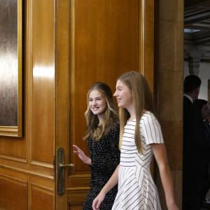 La princesse Leonor et L'infante Sofia d'Espagne reçoivent les lauréats du 30ème Prix Princesse des Asturies à l'hôtel Reconquista à Oviedo, Espagne, le 28 octobre 2022.