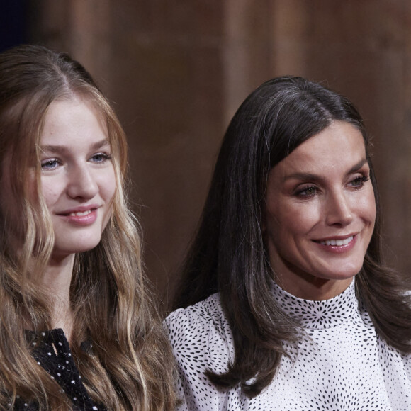 Le roi Felipe VI, la reine Letizia, la princesse Leonor et L'infante Sofia d'Espagne reçoivent les lauréats du 30ème Prix Princesse des Asturies à l'hôtel Reconquista à Oviedo, Espagne, le 28 octobre 2022.