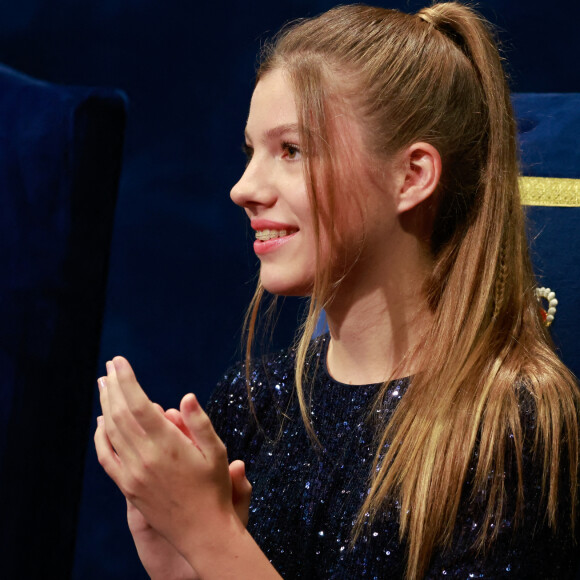 Le roi Felipe VI, la reine Letizia, les princesse Leonor et Sofia et L'infante Sofia d'Espagne reçoivent les lauréats du 30ème Prix Princesse des Asturies à l'hôtel Reconquista à Oviedo, Espagne