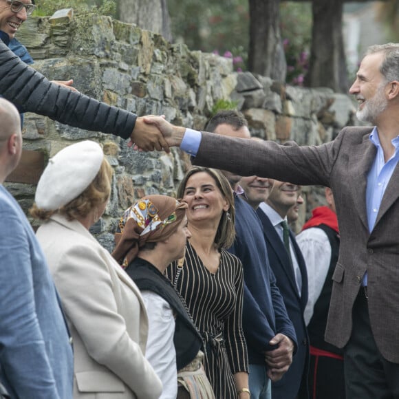 Le roi Felipe VI d'Espagne, la reine Letizia, et la princesse Leonor remettent le prix Ville exemplaire des Asturies 2022 à Cadavedo le 29 octobre 2022.