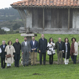 Le roi Felipe VI d'Espagne, la reine Letizia, et la princesse Leonor remettent le prix Ville exemplaire des Asturies 2022 à Cadavedo le 29 octobre 2022.