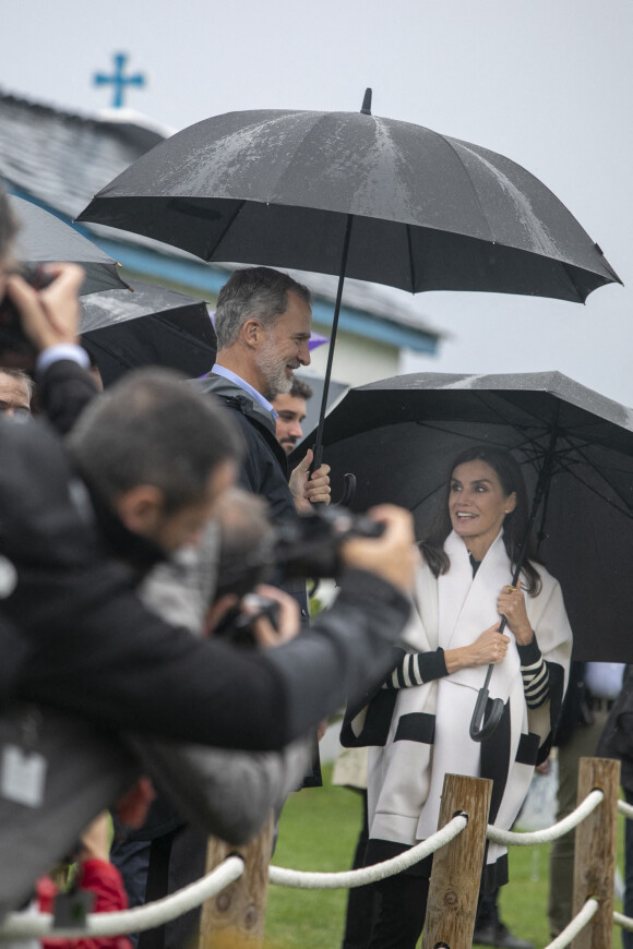 Le roi Felipe VI d'Espagne, la reine Letizia, et la princesse Leonor remettent le prix Ville exemplaire des Asturies 2022 à Cadavedo le 29 octobre 2022.  King Felipe VI and Queen Letizia during a visit to the parish of Cadavéu, to which the King and Queen will present the 'Exemplary Town of Asturias 2022 Award', on October 29, 2022, in Cadavedo, Council of Valdés, Asturias, (Spain). The King and Queen of Spain, accompanied by the Princess of Asturias, present the 'Exemplary Town of Asturias 2022 Award' to the Parish of Cadavéu, for "having been able to maintain the productive diversity in the rural environment, with which they have managed to both fix population and ensure the generational replacement, and for being a lively and organized community". The jury also wanted to highlight "the attention given to the elderly neighbors in the territory as a social value, as well as the promotion of their own culture following the trail of Father Galo." OCTOBER 29;2022;ROYALTY;ROYAL;KINGS;ROYAL FAMILY;ASTURIES;PRINCIPALITY;AWARD;PRIZE;RURAL;QUEEN OF SPAIN;QUEEN CONSORT;UMBRELLA;PONCHO;LOOKOUT POINT Jorge Peteiro / Europa Press 10/29/2022 