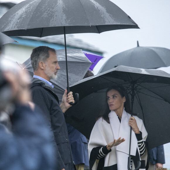 Le roi Felipe VI d'Espagne, la reine Letizia remettent le prix Ville exemplaire des Asturies 2022 à Cadavedo le 29 octobre 2022.