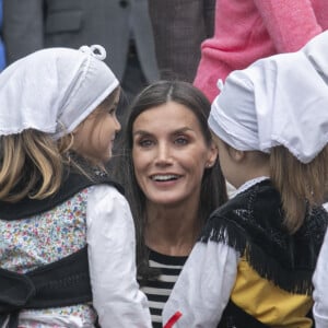 Le roi Felipe VI d'Espagne, la reine Letizia remettent le prix Ville exemplaire des Asturies 2022 à Cadavedo le 29 octobre 2022.