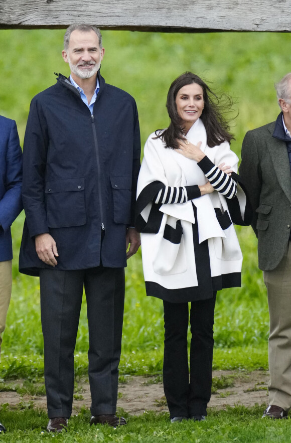 Le roi Felipe VI d'Espagne, la reine Letizia remettent le prix Ville exemplaire des Asturies 2022 à Cadavedo le 29 octobre 2022.