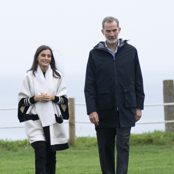 Le roi Felipe VI d'Espagne, la reine Letizia remettent le prix Ville exemplaire des Asturies 2022 à Cadavedo le 29 octobre 2022.