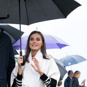 Le roi Felipe VI d'Espagne, la reine Letizia remettent le prix Ville exemplaire des Asturies 2022 à Cadavedo le 29 octobre 2022.