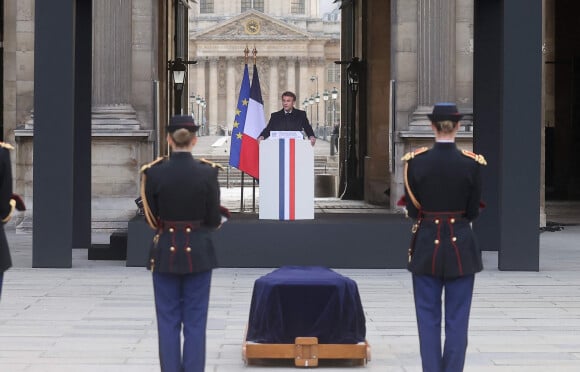 Emmanuel Macron - Cérémonie d'hommage national rendu à Monsieur Pierre Soulages dans la cour carrée du Louvre à Paris. Le 2 novembre 2022 © Dominique Jacovides / Bestimage 