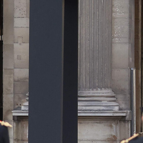 Emmanuel Macron - Cérémonie d'hommage national rendu à Monsieur Pierre Soulages dans la cour carrée du Louvre à Paris. Le 2 novembre 2022 © Dominique Jacovides / Bestimage 