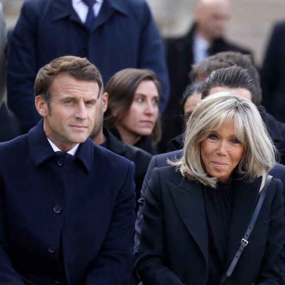 Emmanuel et Brigitte Macron - Cérémonie d'hommage national rendu à Monsieur Pierre Soulages dans la cour carrée du Louvre à Paris © Dominique Jacovides / Bestimage