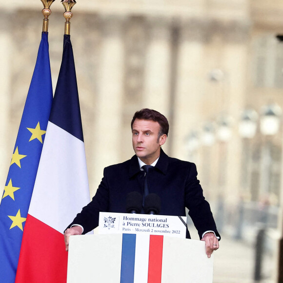 Emmanuel Macron - Cérémonie d'hommage national rendu à Monsieur Pierre Soulages dans la cour carrée du Louvre à Paris. Le 2 novembre 2022 © Dominique Jacovides / Bestimage