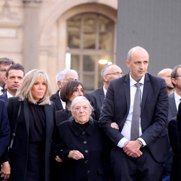 Emmanuel et Brigitte Macron, Colette Soulages, la famille et les proches - Cérémonie d'hommage national rendu à Monsieur Pierre Soulages dans la cour carrée du Louvre à Paris. Le 2 novembre 2022 © Dominique Jacovides / Bestimage