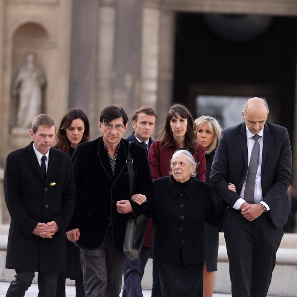 Colette Soulages, la famille et les proches, Emmanuel et Brigitte Macron - Cérémonie d'hommage national rendu à Monsieur Pierre Soulages dans la cour carrée du Louvre à Paris. Le 2 novembre 2022 © Dominique Jacovides / Bestimage