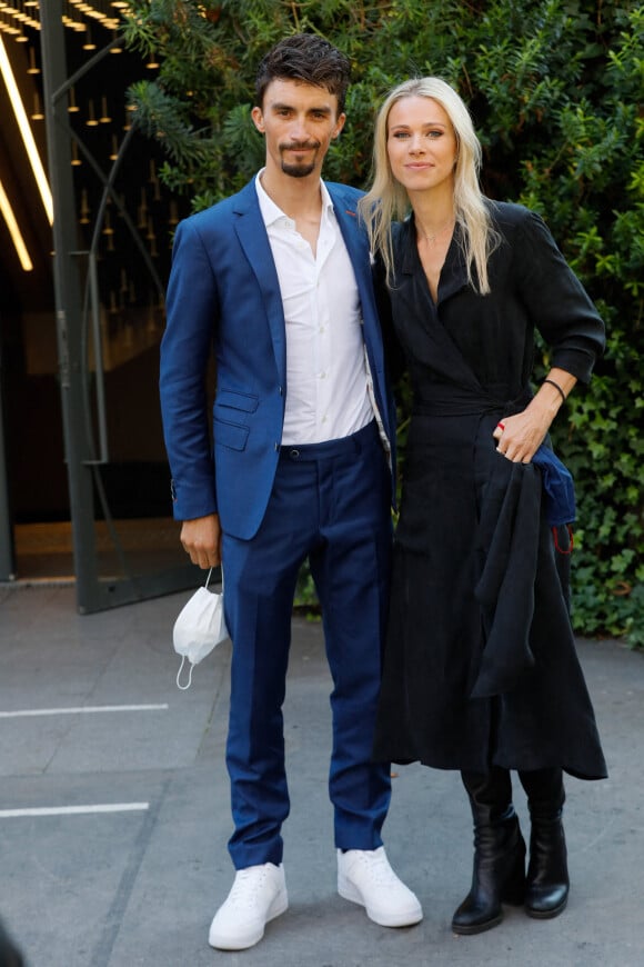 Julian Alaphilippe et sa compagne Marion Rousse - Arrivées de l'émission "Vivement Dimanche" au Studio Gabriel à Paris, France, le 14 octobre 2021. © Christophe Clovis / Bestimage