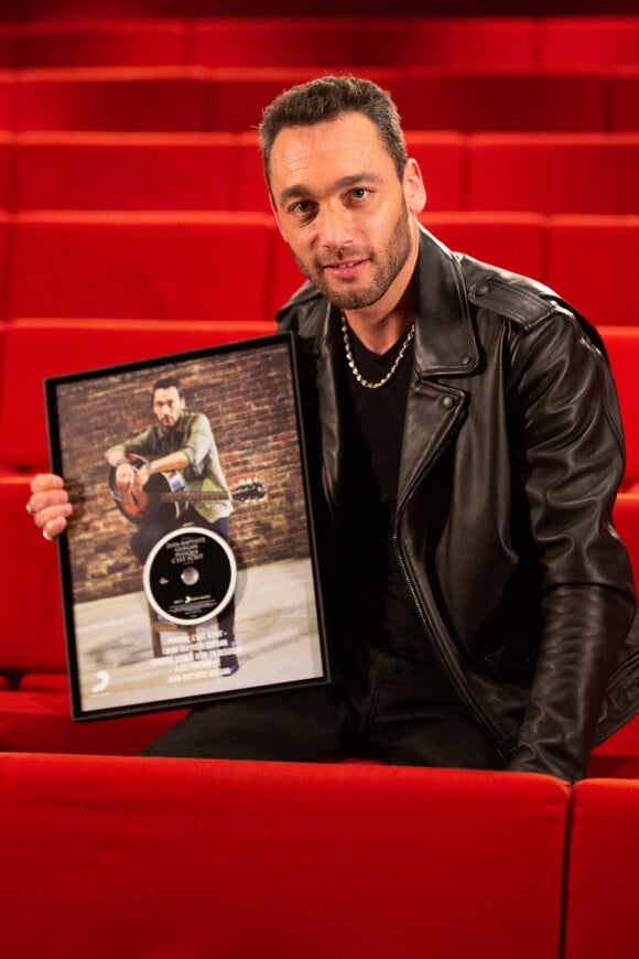 Exclusif - Jean-Baptiste Guegan récompensé avec un disque de platine lors d'un showcase dans l'émission de Club Music sur Bel RTL avec Serge Jonckers. Belgique, Bruxelles, 15 février 2020. © Alain Rolland / Imagebuzz / Bestimage