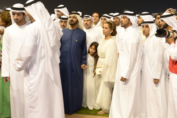 L'émir Mohammed Bin Rashed Al Maktoum, son épouse la princesse Haya Bint Al Hussein of Jordan, leur fille Sheikha, au Dubaï World Cup, aux Emirats Arabes Unis, en 2014.