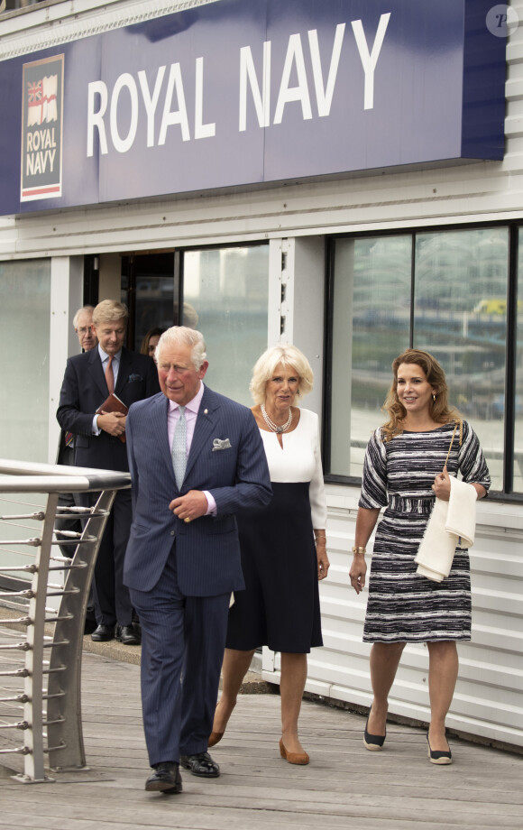 Le prince Charles, prince de Galles, et Camilla Parker Bowles, duchesse de Cornouailles sont accompagnés par la princesse Haya bint al-Hussein de Jordanie lors de la visite du "Maiden" Yacht, récemment rénové. Le 5 septembre 2018.