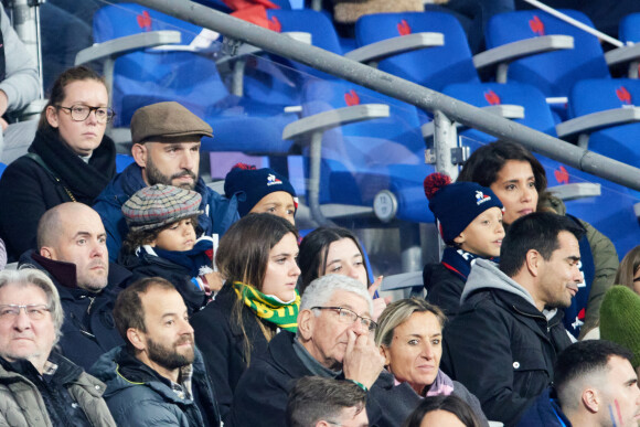 Frédéric Michalak, sa femme Cindy Michalak et leurs enfants Hugo Michalak, Jasen Michalak - Personnalités dans les tribunes du match de rugby "France vs Australie" au Stade de France à Paris. Le 5 novembre 2022 