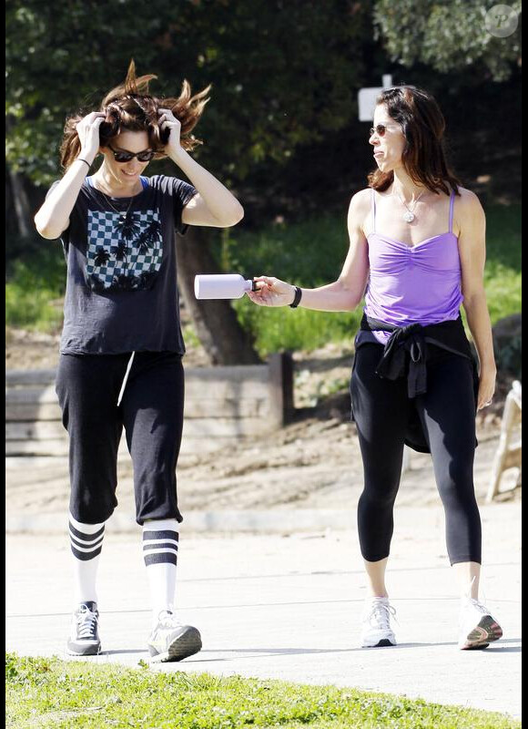 Liv Tyler fait son jogging avec une amie à Hollywood le 12 février 2010