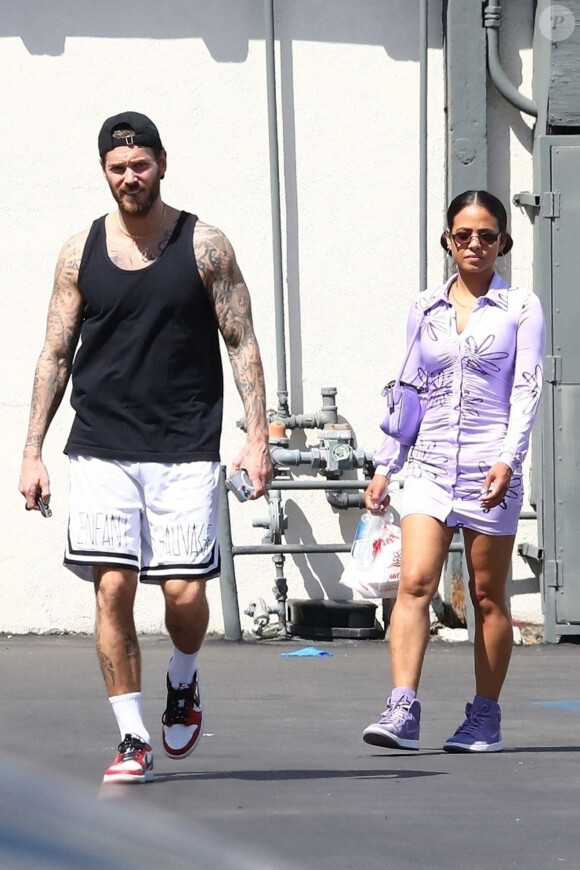 Exclusif - Matt Pokora (M. Pokora) et sa femme Christina Milian se promènent dans les rues de Los Angeles le 6 avril 2022. 