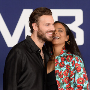 Christina Milian et son mari Matt Pokora au photocall de la première du film "Ambulance" à Los Angeles le 4 avril 2022. 