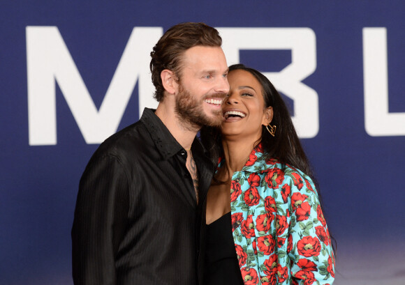 Christina Milian et son mari Matt Pokora au photocall de la première du film "Ambulance" à Los Angeles le 4 avril 2022. 