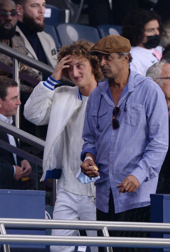 Yannick Noah et son fils Joalukas - People en tribunes du match de football en ligue 1 Uber Eats : Le PSG (Paris Saint-Germain) remporte la victoire 2-1 contre Lyon au Parc des Princes à Paris le 19 septembre 2021.