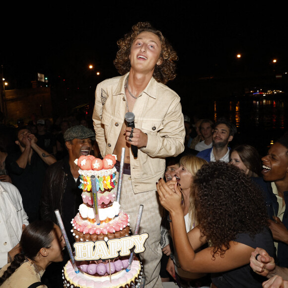 Exclusif - Prix spécial - No web - Jean-Claude Camus, Eleejah Noah (soeur de Joalukas), Tomathy Stewart-Whyte (le frère de Eleejah et Jenaye), Yannick Noah, Joalukas Noah, Isabelle Camus, Eleejah lors de la soirée d'anniversaire de Joalukas Noah, fils de Yannick Noah et Isabelle Camus, pour ses 18 ans à Paris le 10 juin 2022. © Cyril Moreau / Bestimage