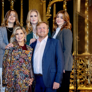 Le roi Willem-Alexander et la reine Maxima des Pays-Bas, La princesse Alexia, La princesse Catharina-Amalia, La princesse Ariane des Pays-Bas - La famille royale des Pays-Bas pose lors de l'exposition "The Century of Juliana" à la Nouvelle Eglise d'Amsterdam, le 4 novembre 2022.