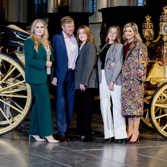 Le roi Willem-Alexander et la reine Maxima des Pays-Bas, La princesse Alexia, La princesse Catharina-Amalia, La princesse Ariane des Pays-Bas - La famille royale des Pays-Bas pose lors de l'exposition "The Century of Juliana" à la Nouvelle Eglise d'Amsterdam, le 4 novembre 2022.