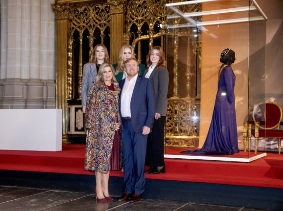 Le roi Willem-Alexander et la reine Maxima des Pays-Bas entourés de la princesse Catharina-Amalia, la princesse Alexia et la princesse Ariane des Pays-Bas posent lors de l'exposition "The Century of Juliana" à la Nouvelle Eglise d'Amsterdam, le 4 novembre 2022.