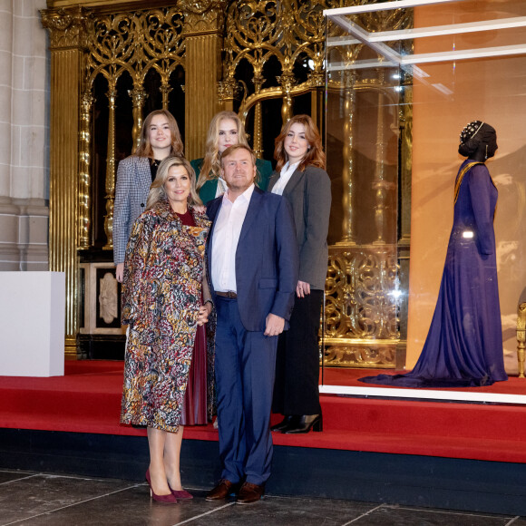 Le roi Willem-Alexander et la reine Maxima des Pays-Bas entourés de la princesse Catharina-Amalia, la princesse Alexia et la princesse Ariane des Pays-Bas posent lors de l'exposition "The Century of Juliana" à la Nouvelle Eglise d'Amsterdam, le 4 novembre 2022.