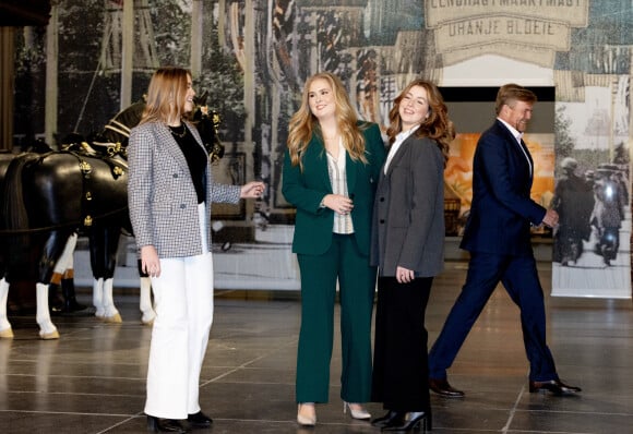 Le roi Willem-Alexander et la reine Maxima des Pays-Bas entourés de la princesse Catharina-Amalia, la princesse Alexia et la princesse Ariane des Pays-Bas posent lors de l'exposition "The Century of Juliana" à la Nouvelle Eglise d'Amsterdam, le 4 novembre 2022.